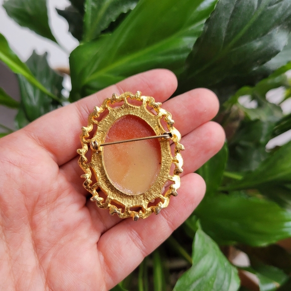 Vintage Ornate Cameo Brooch Pin - Picture 5 of 5
